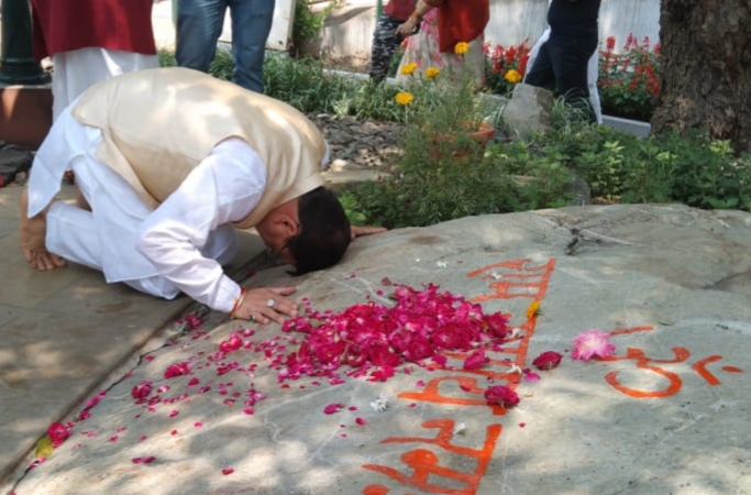 सीएम ने किए कैंची धाम में दर्शन