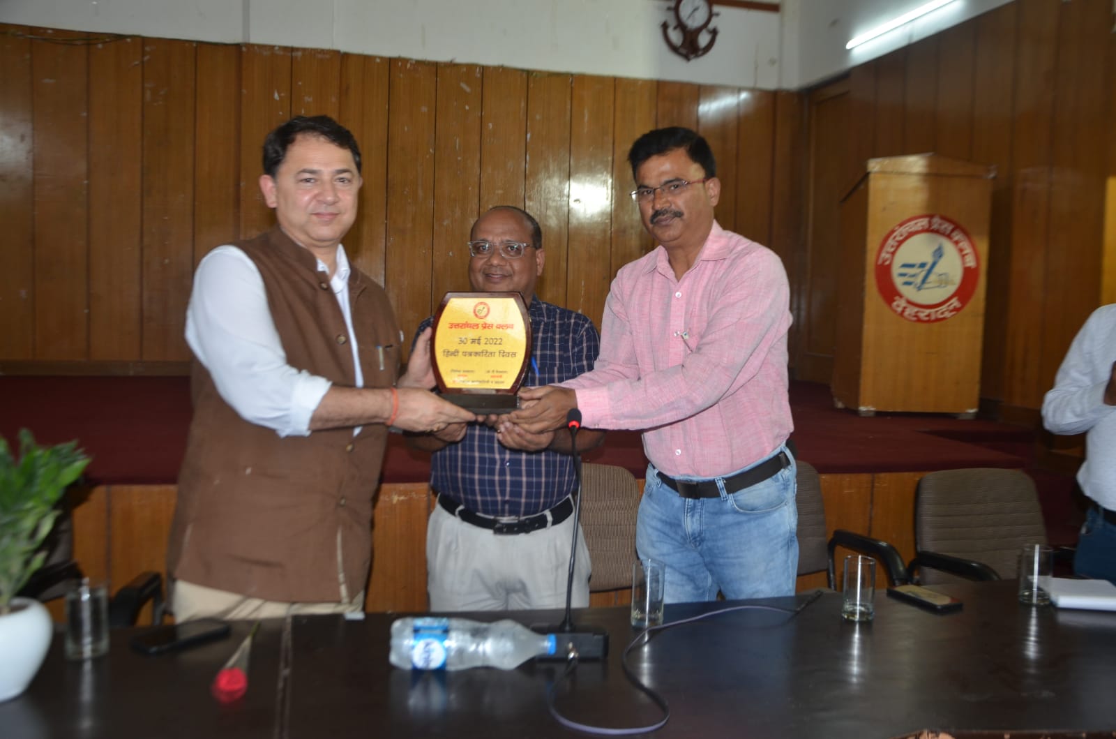 हिंदी पत्रकारिता दिवस पर प्रेस क्लब में सूचना महानिदेशक ने रोपा पौधा