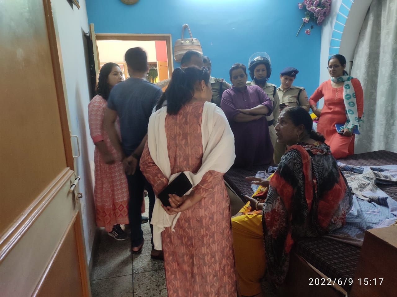 पिता की मौत के बाद मां ने बेच दिया अपनी बेटी को