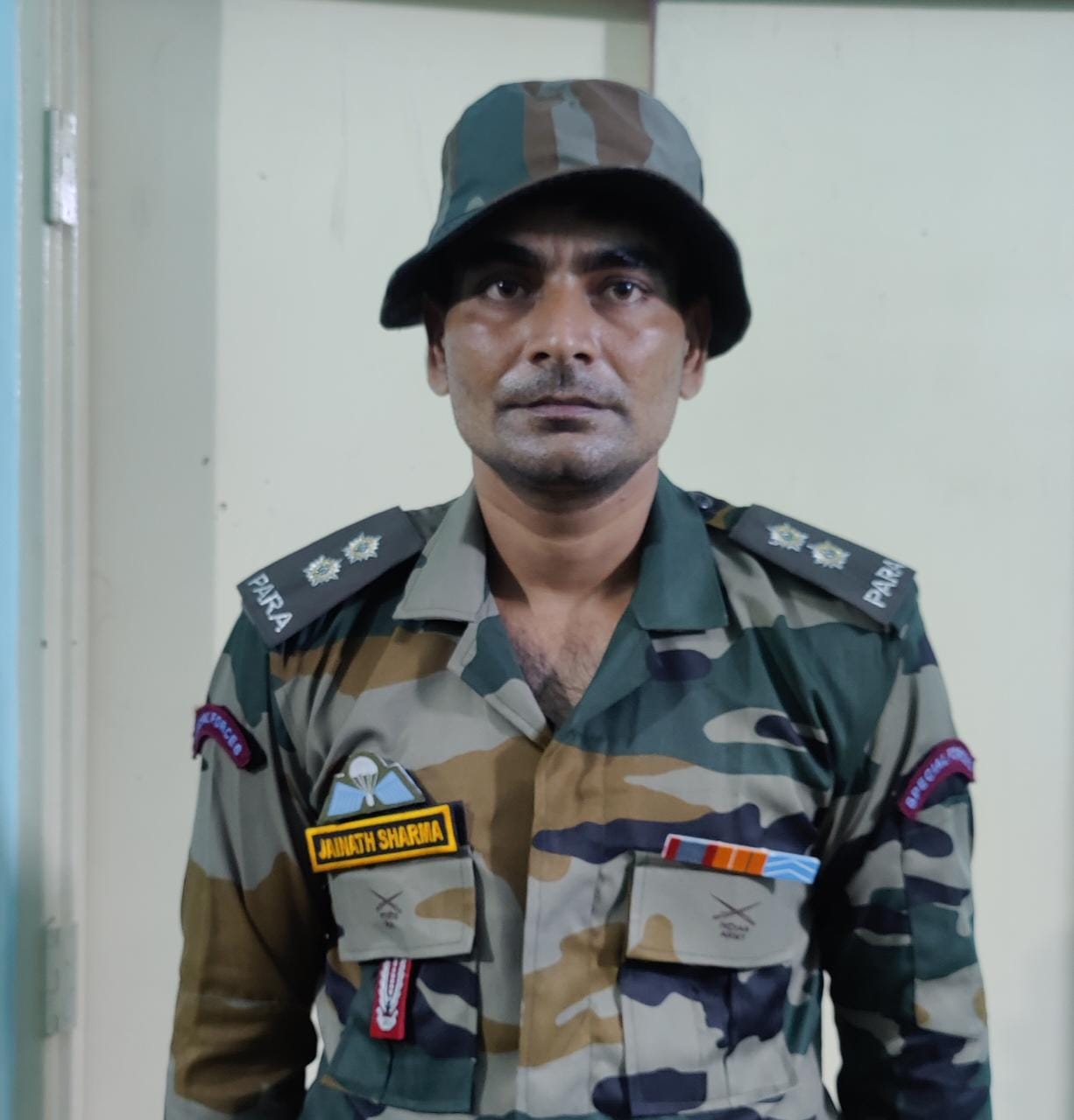 आईएमए के बाहर फर्जी सैन्य वर्दी पहन घूमने वाले बहरूपिया को एमआई व एसटीएफ ने किया गिरफ्तार