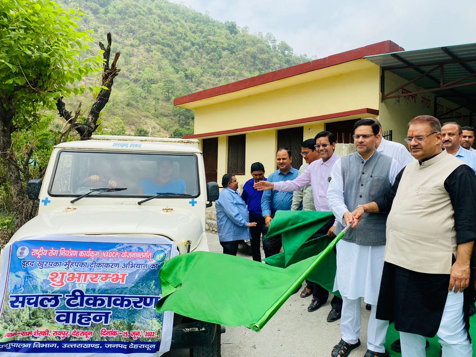 पशुधन क़ो खुरपका जैसी संक्रामक बीमारी से बचाने क़ो राज्यस्तरीय टीकाकरण अभियान की मसूरी के सेरकी से शुरुआत