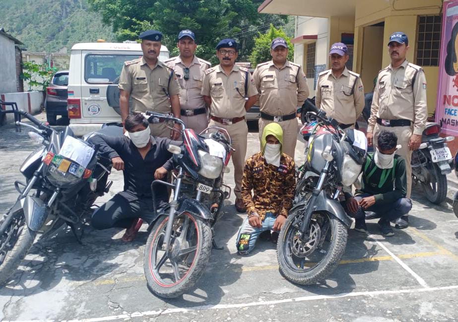 मोटरसाईकिल चोरी मामले में धरासू पुलिस ने मात्र 5 घण्टे के अन्दर 3 युवक किए गिरफ्तार