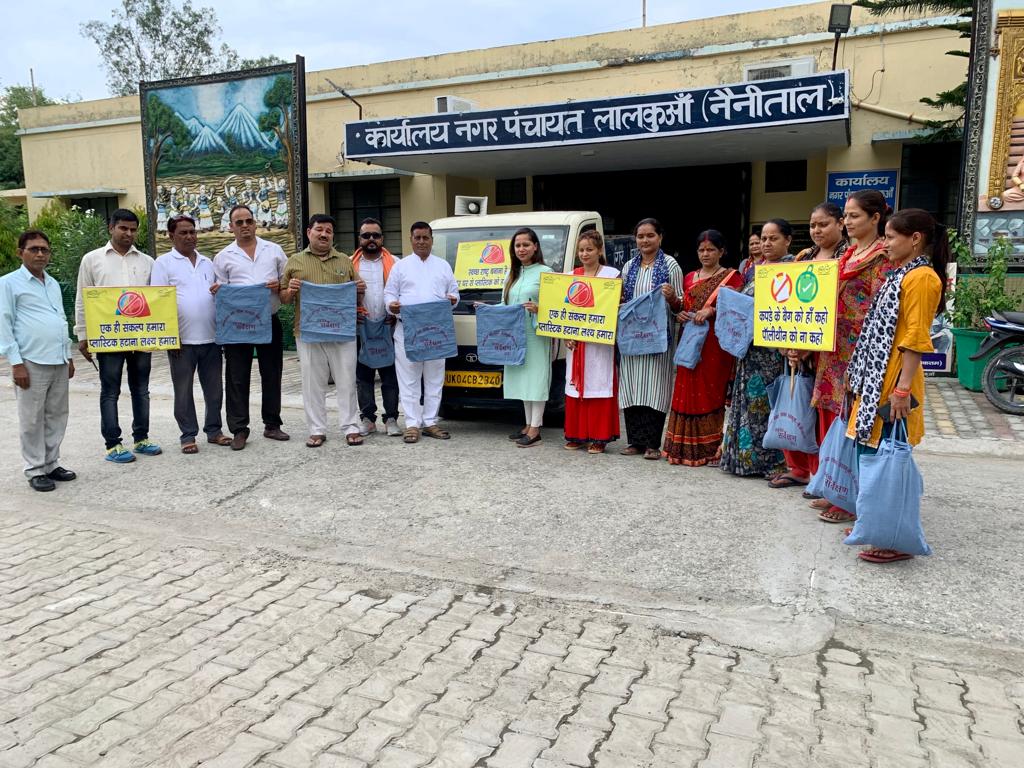 पॉलिथीन पर पूर्ण प्रतिबंध! बांटे गए कपड़े और कागज के सैकड़ों थैले