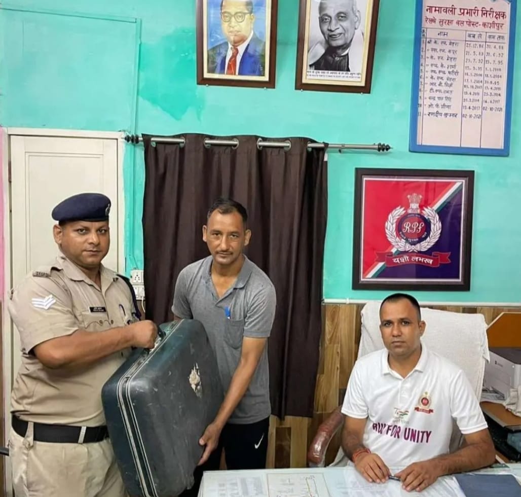 ट्रेन में छूटा सूटकेस! फौजी को किया वापस