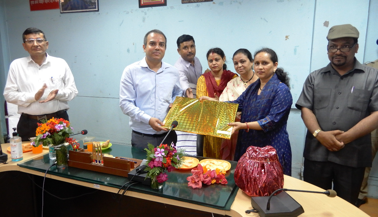 DM विनीत कुमार को पदाधिकारियों ने फूलमालाओं, पुष्पगुच्छ एवं प्रतीक चिन्ह् भेंट कर दी भावभीनी विदाई