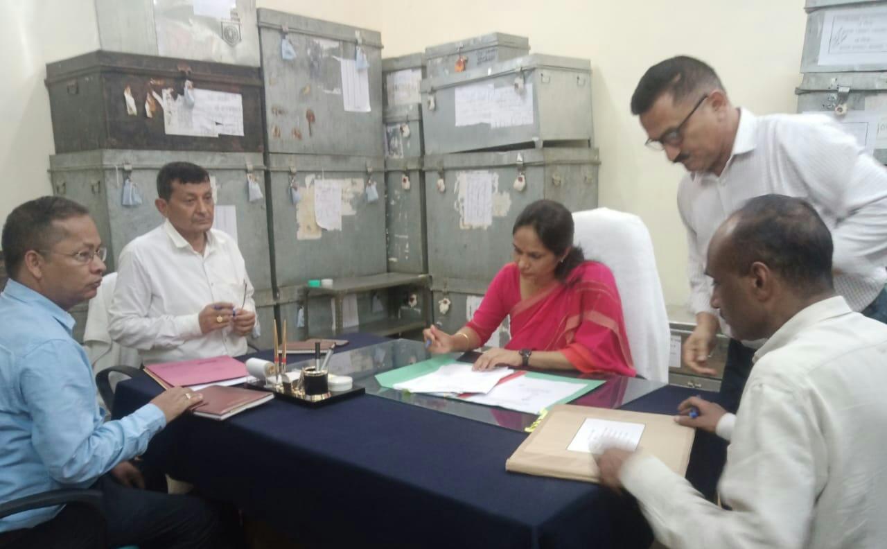नवनियुक्त DM रीना जोशी ने कलेक्ट्रेट में ग्रहण किया कार्यभार