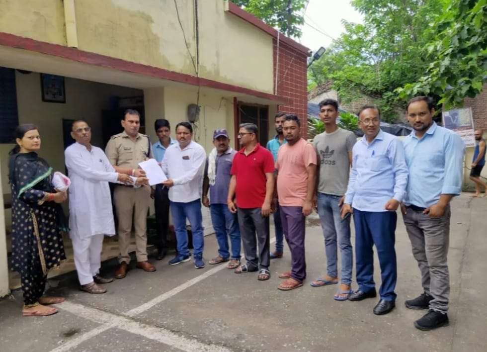 भाजपा नेता की गिरफ्तारी को लेकर कोतवाली में कांग्रेसी कार्यकर्ताओं ने किया प्रदर्शन