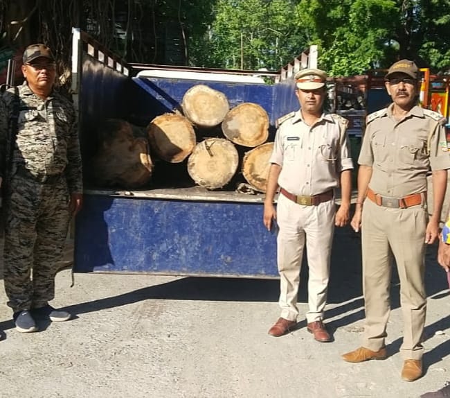 लालकुआं: अवैध रुप से सागौन लट्ठो की तस्करी कर रहा वाहन सीज़