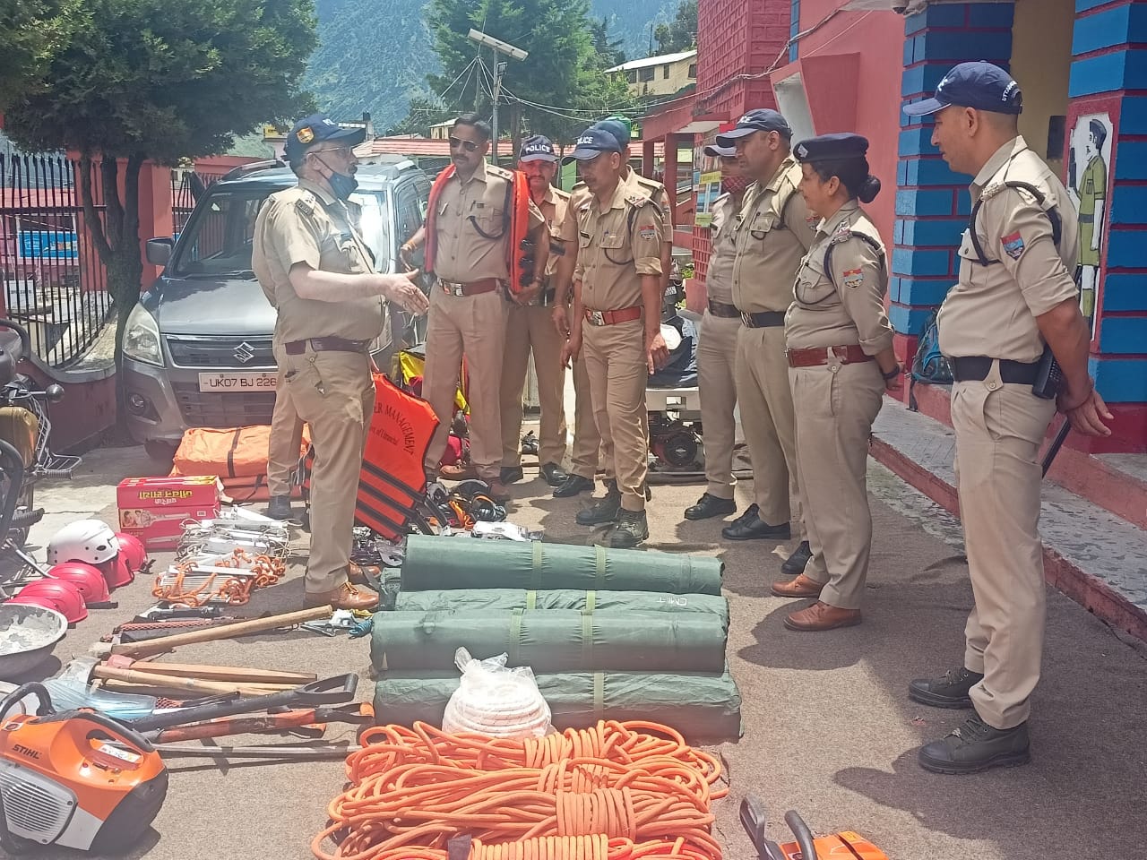 पुलिस उपाधीक्षक ने किया जोशीमठ कोतवाली में आपदा उपकरणों का निरीक्षण