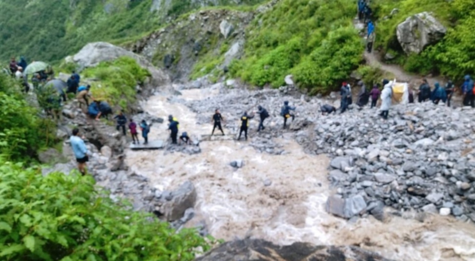 फूलों की घाटी से 50 लोगों को निकाला