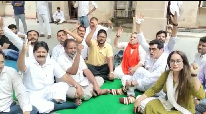 शांतिपूर्ण तरीके से आंदोलन कर रहे युवा कांग्रेस के कार्यकर्ता गिरफ्तार