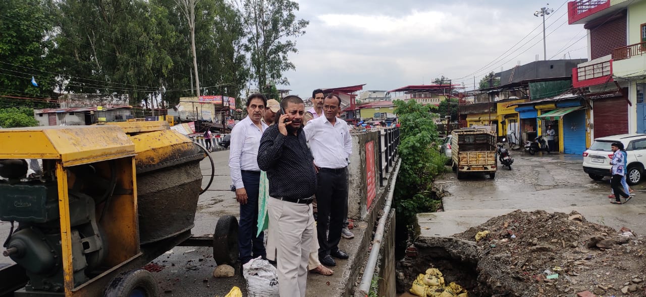 बारिश की वजह से हुई दिक्कत को सुलझाने पहुंची प्रशासन की टीम