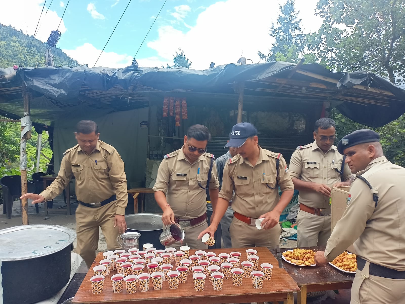 चार धाम यात्रा पर आए तीर्थयात्रियों को चमोली पुलिस ने पिलाया जूस! श्रद्धालु बोले..