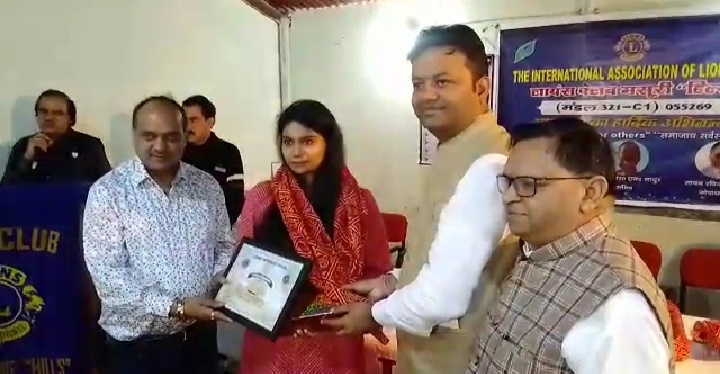 मसूरी: शहीद दिवस पर लायंस क़ल्ब ने चिकित्सकों को किया सम्मानित