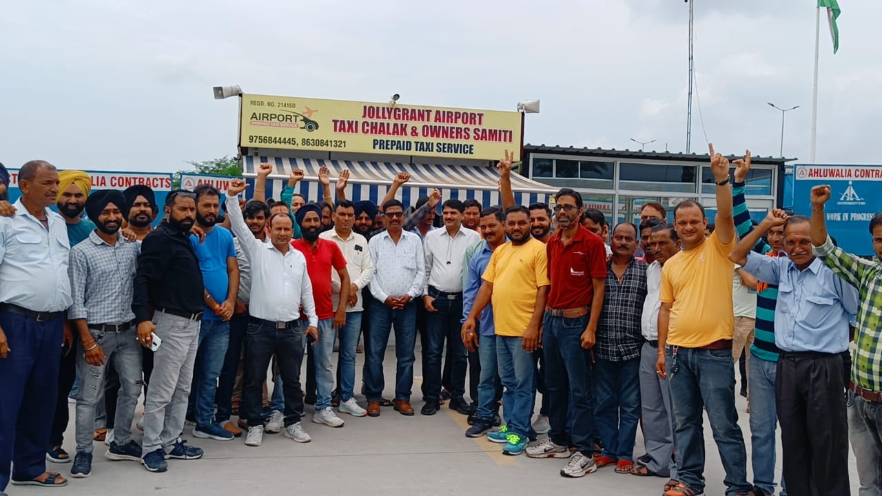 जौली ग्रांट एयरपोर्ट के टैक्सी यूनियन का इलेक्ट्रिक बस को लेकर रोष प्रदर्शन! देखिए पूरी खबर