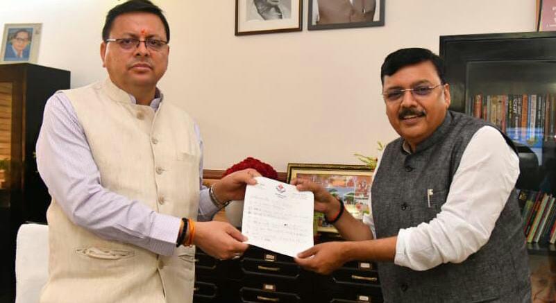 BJP नेता राजेश शुक्ला ने CM धामी से मुलाकात कर सौंपा धन्यवाद पत्र