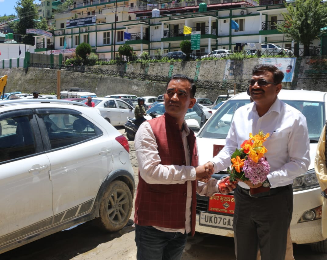 भू धंसाव! भूमि व भवनों में पड़ी दरारों का आयुक्त आनन्द बर्धन ने किया स्थलीय निरीक्षण