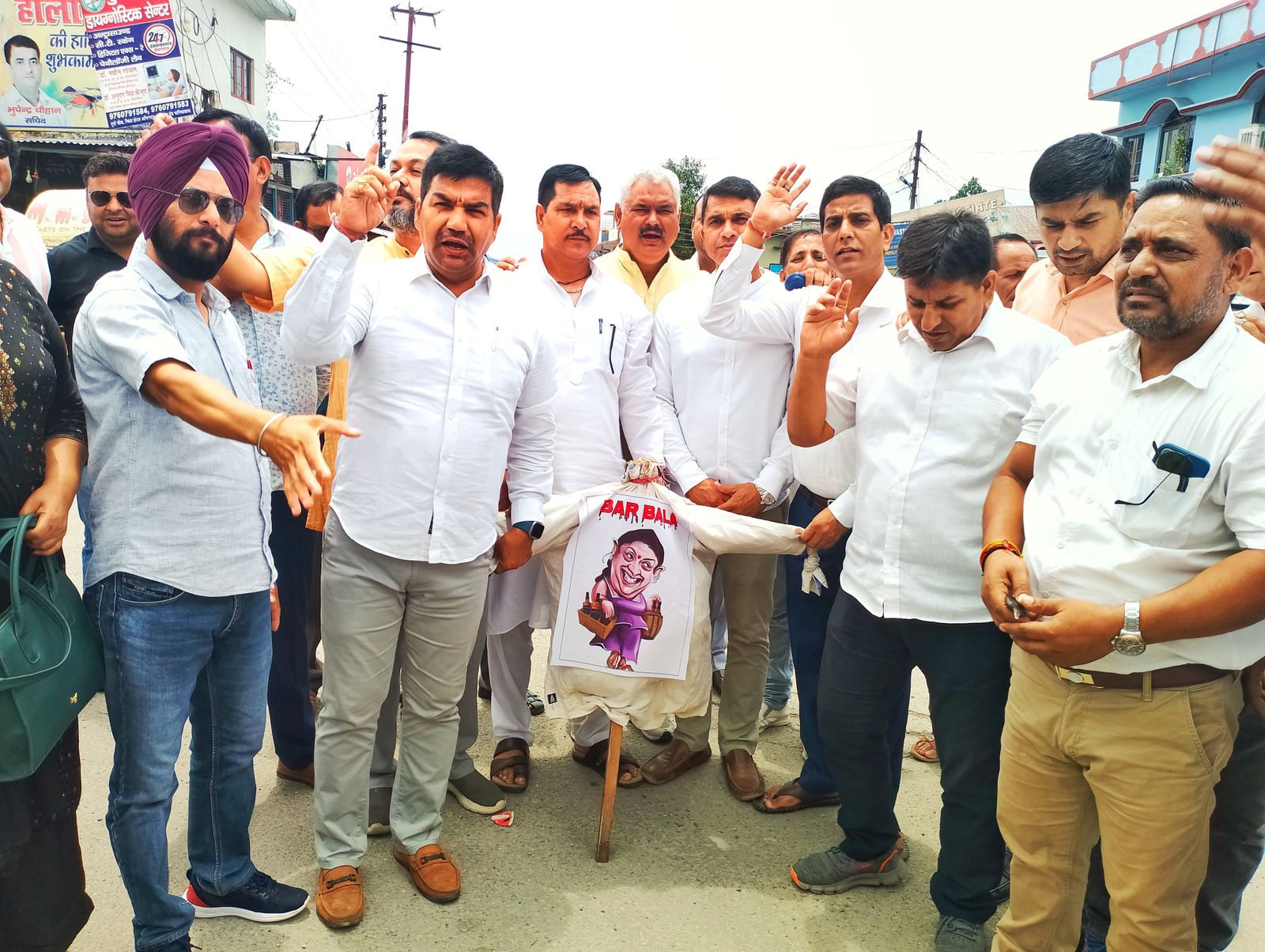 रानीपोखरी चौक में ज़िलाध्यक्ष अश्वनी बहुगुणा के नेतृत्व में स्मृति ईरानी का पुतला दहन