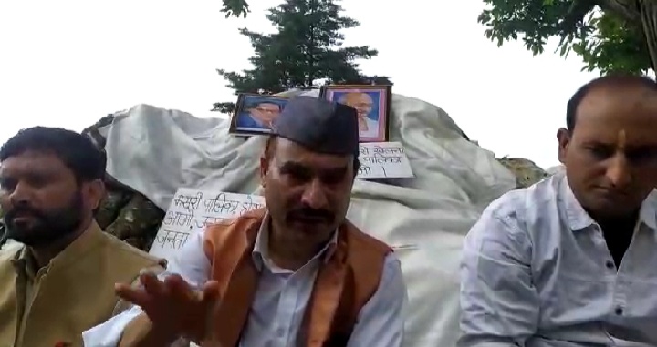 झड़ीपानी कोल्हूखेत मार्ग की मरम्मत को लेकर दिया धरना