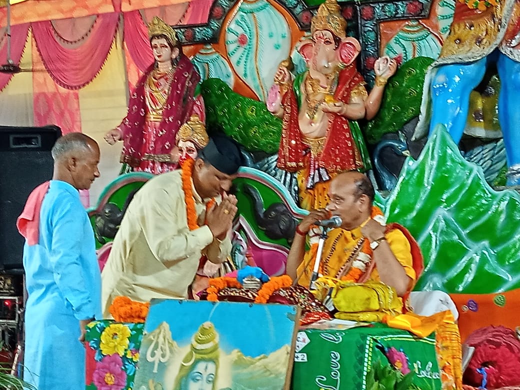 शिव बारात में झूमे भक्त कोई बने बाराती कोई बने घराती