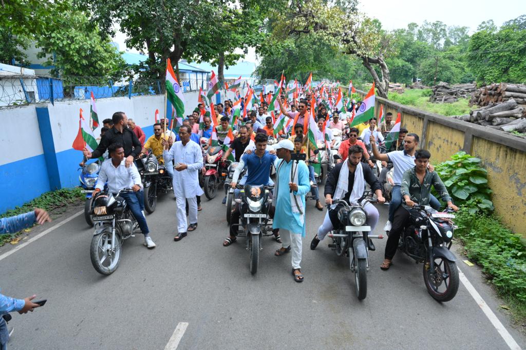 बिन्दूखत्ता में तिरंगा यात्रा का आयोजन! विधायक डॉ मोहन बिष्ट ने किया यात्रा का शुभारंभ