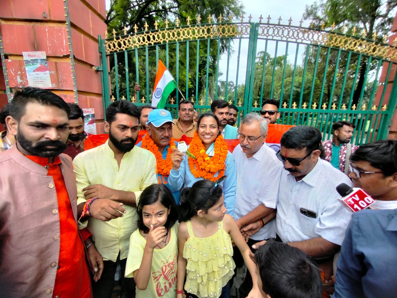 कॉमनवेल्थ में सिल्वर जीतने के बाद क्रिकेटर स्नेह राणा के दून पहुंचने पर भव्य स्वागत