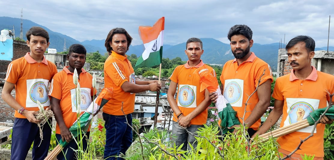 हल्द्वानी में घर घर जाकर पांच सौ इक्यावन घरों में लगाया तिरंगा