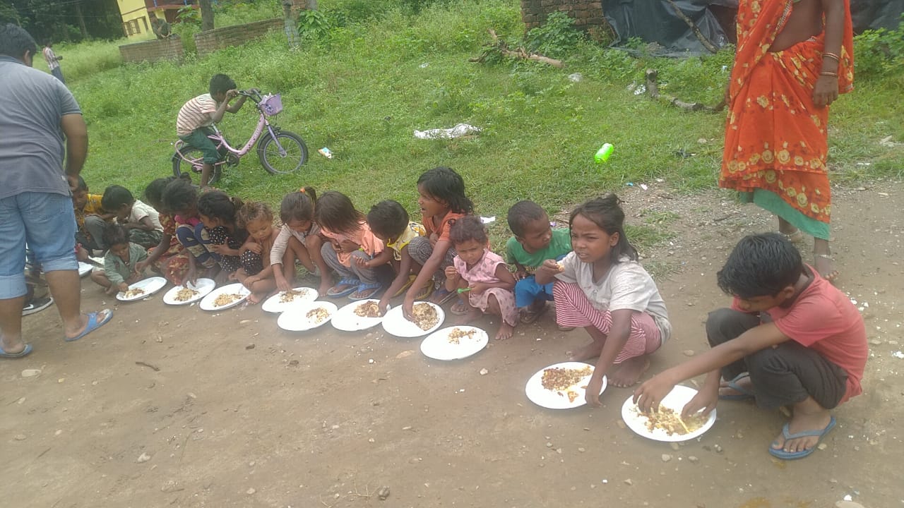 विद्यालयों में हुआ अवकाश तो आपदा प्रभावितों को भेजा विद्यार्थियों के लिए तैयार भोजन