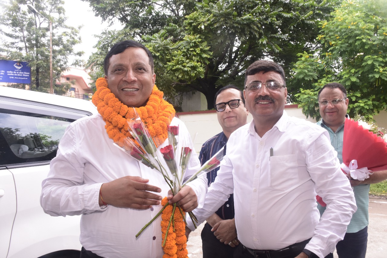 प्रशासनिक सेवा के अधिकारी के रूप में कैडर प्राप्त होने पर वंशीधर तिवारी का स्वागत