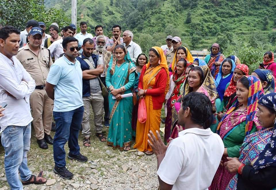 DM हिमांशु खुराना ने नंदानगर (घाट) के दूरस्थ आपदा प्रभावित क्षेत्र मोख मल्ला का स्थलीय निरीक्षण