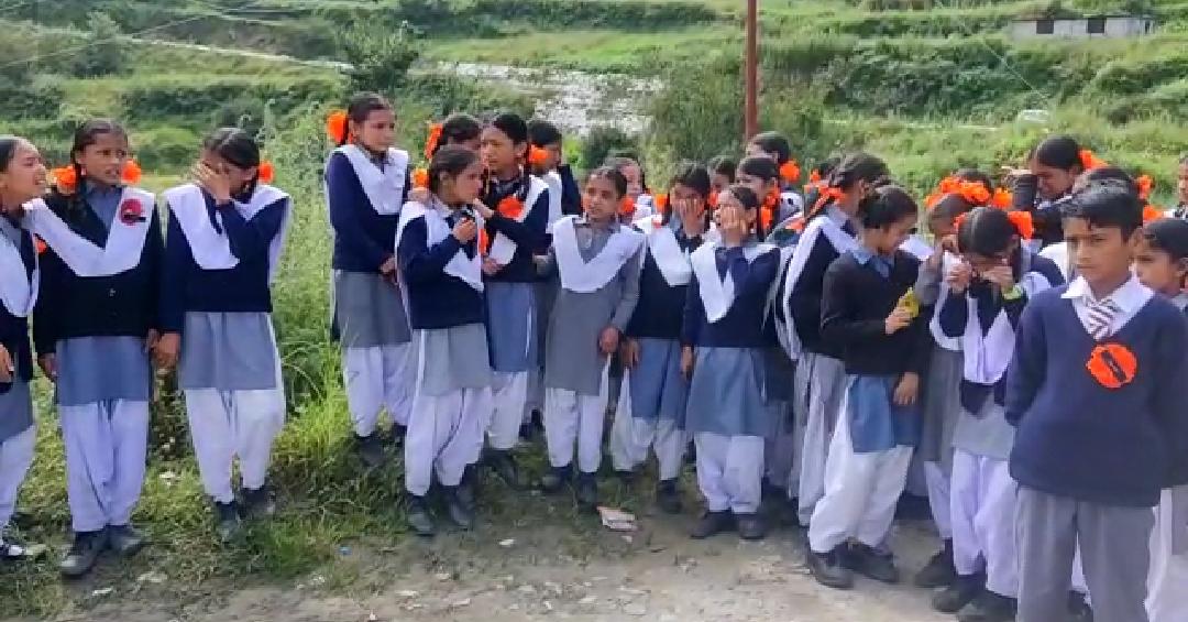 जोशीमठ: शिक्षक के स्थानांतरण होने पर भावुक हुए स्कूली बच्चे