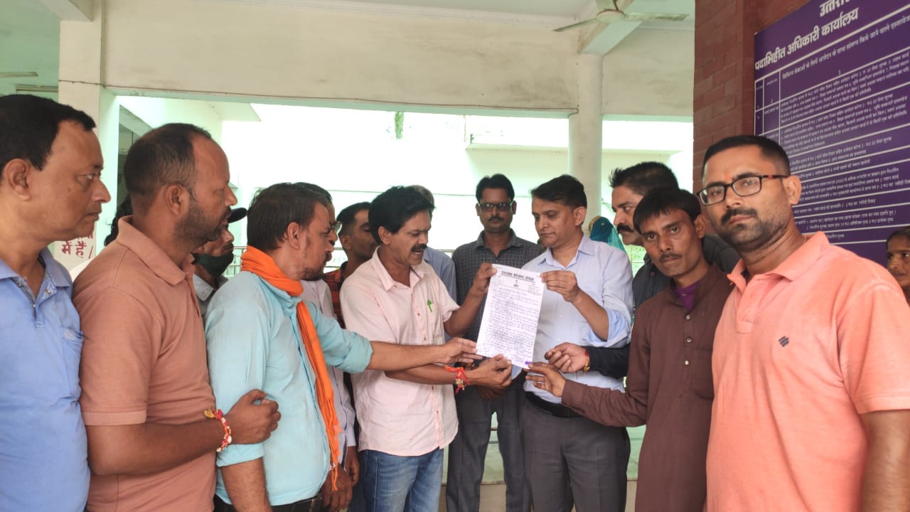 खूंखार मगरमच्छों से निजात दिलाने की मांग को लेकर रजिस्ट्रार कानूनगो मोहित बोरा को सौंपा ज्ञापन