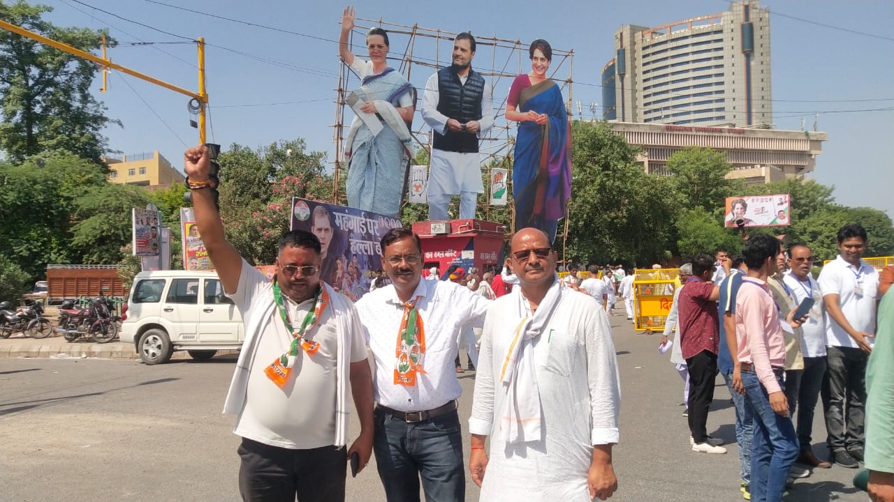दिल्ली पहुंचे कांग्रेसियों ने हरेंद्र बोरा के नेतृत्व में रैली निकालकर रामलीला मैदान के बाहर दिया धरना