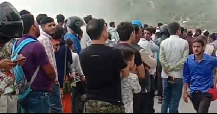 उत्तरकाशी- थत्यूड़ मोटर मार्ग पर भूस्खलन से यातायात बाधित