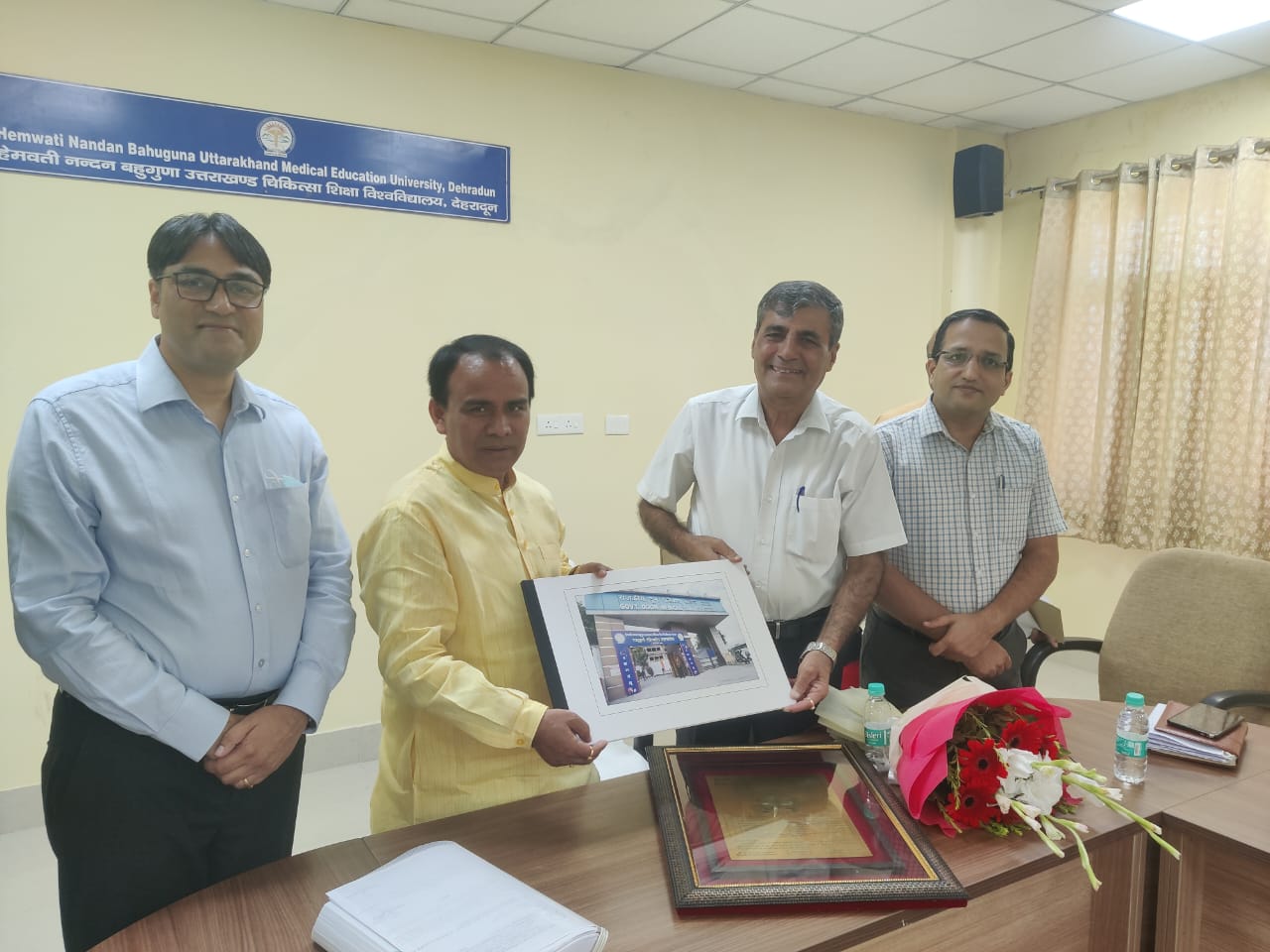 स्वास्थ्य मंत्री ने किया मेडिकल यूनिवर्सिटी के कार्यों का निरीक्षण