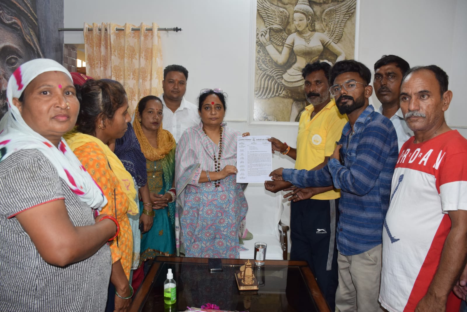 उत्तराखंड विधानसभा अध्यक्ष ऋतु खंडूडी ने नगर निगम आयुक्त एवं उपजिलाधिकारी के संग की बैठक