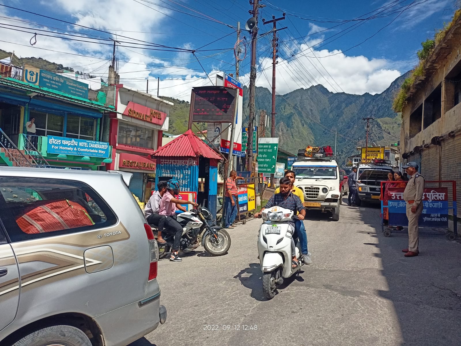 चारधाम यात्रा चरम पर! जगह-जगह जाम को हटाने में पुलिस के छूट रहे पसीने