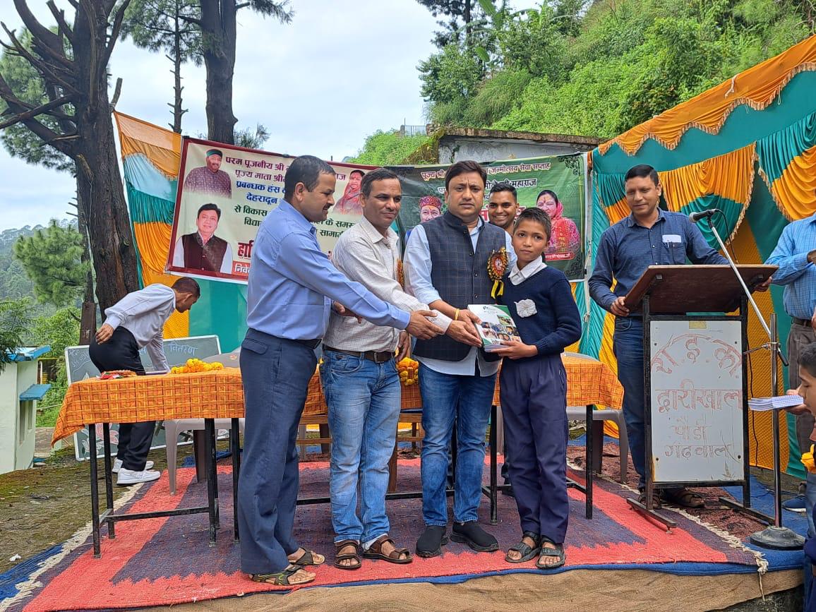 हिन्दी दिवस: ब्लॉक प्रमुख द्वारीखाल महेन्द्र सिंह राणा ने विद्यालयों में बॉटी अध्ययन सामग्री