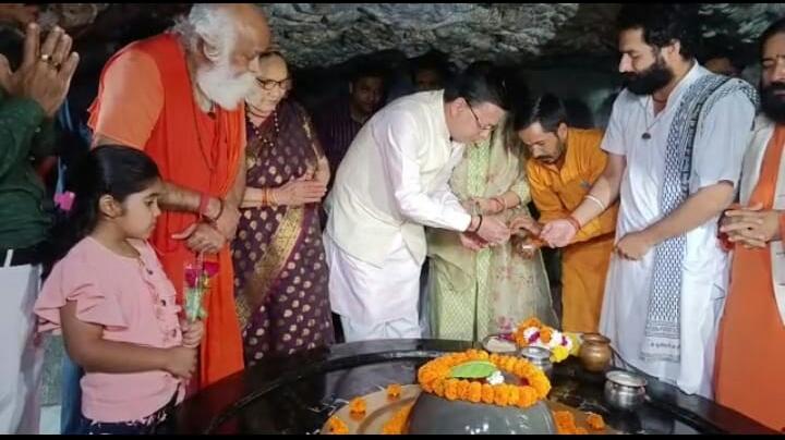 मुख्यमंत्री पुष्कर सिंह धामी टपकेश्वर महादेव पहुंचकर की पूजा अर्चना