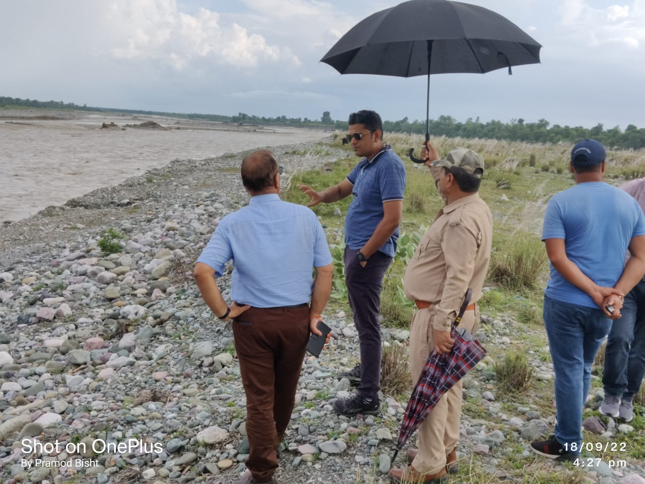 प्रभागीय वनाधिकारी, तराई पूर्वी द्वारा गौला नदी कारीडोर क्षेत्र में अत्यधिक जल प्रवाह से उत्पन्न भू कटाव का किया गया निरीक्षण