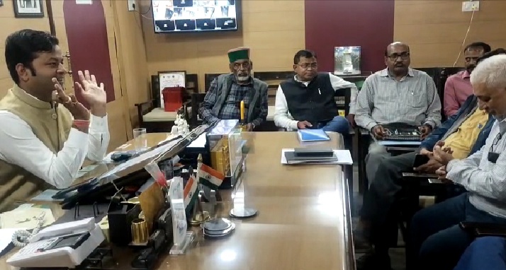 मसूरी नगर पालिका अध्यक्ष ने मसूरी की खस्ता हाल सड़कों को दुरुस्त करने के दिये आदेश