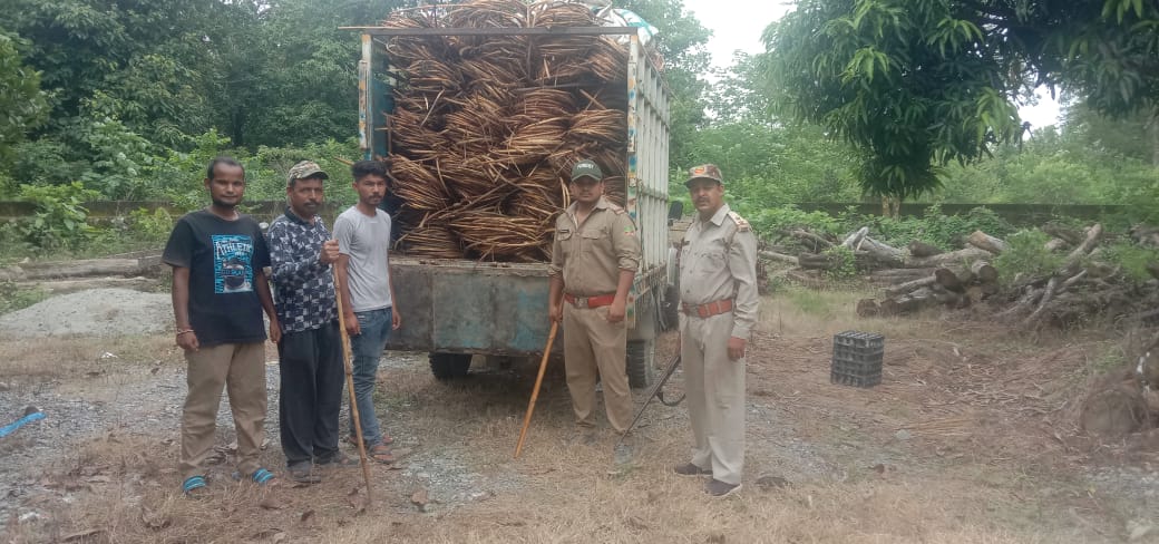 लालकुआं: अवैध रुप से बैत तस्करी कर रहा वाहन सीज़