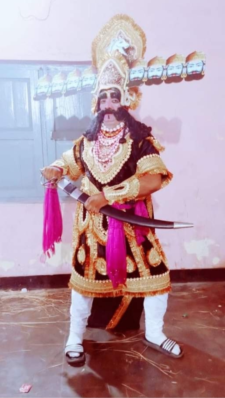 नगर पंचायत के सभासद धन सिह बिष्ट की विशिष्ट पहचान रावण