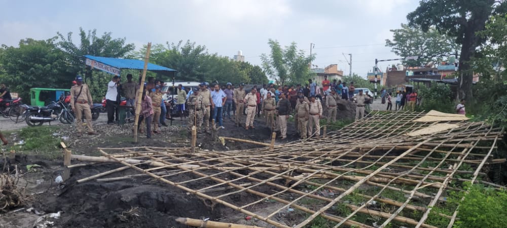 बिग ब्रेकिंग: अवैध कब्जे की नीयत से वन भूमि पर बनवाई गई झोपड़ी ध्वस्त
