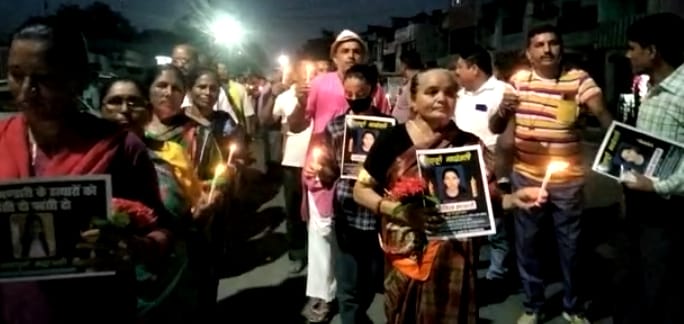 लालकुआ: कांग्रेस का कैंडल मार्च! राज्य सरकार से की हत्यारों को फांसी की सजा दिये जाने की मांग
