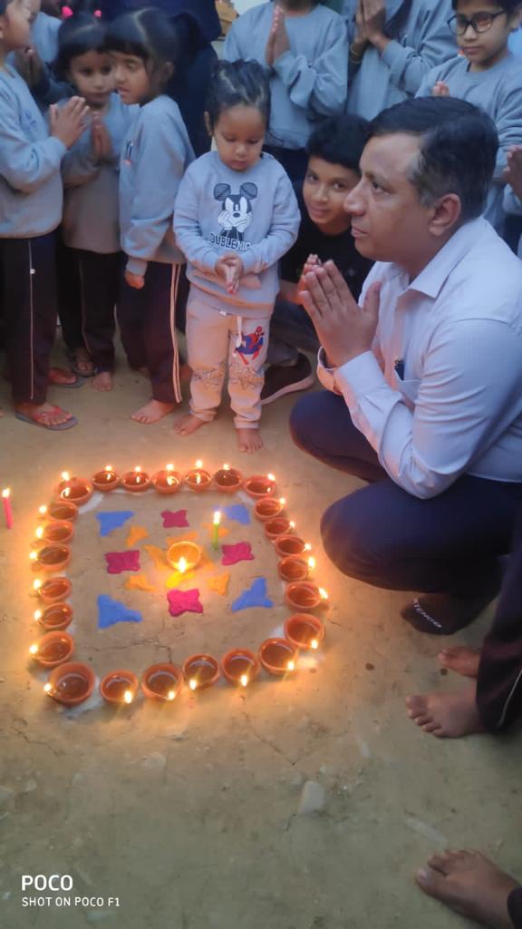 इन डीजी ने भर दी बच्चों की दीवाली में खुशियां