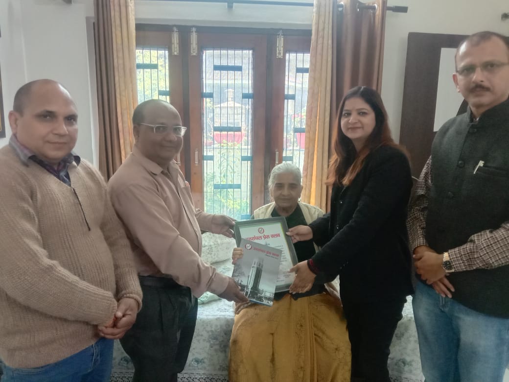 सुशीला बलूनी, बब्बर गुरुंग व सुभाषिनी बर्त्वाल को उत्तरांचल प्रेस क्लब ने भेंट किया मानपत्र
