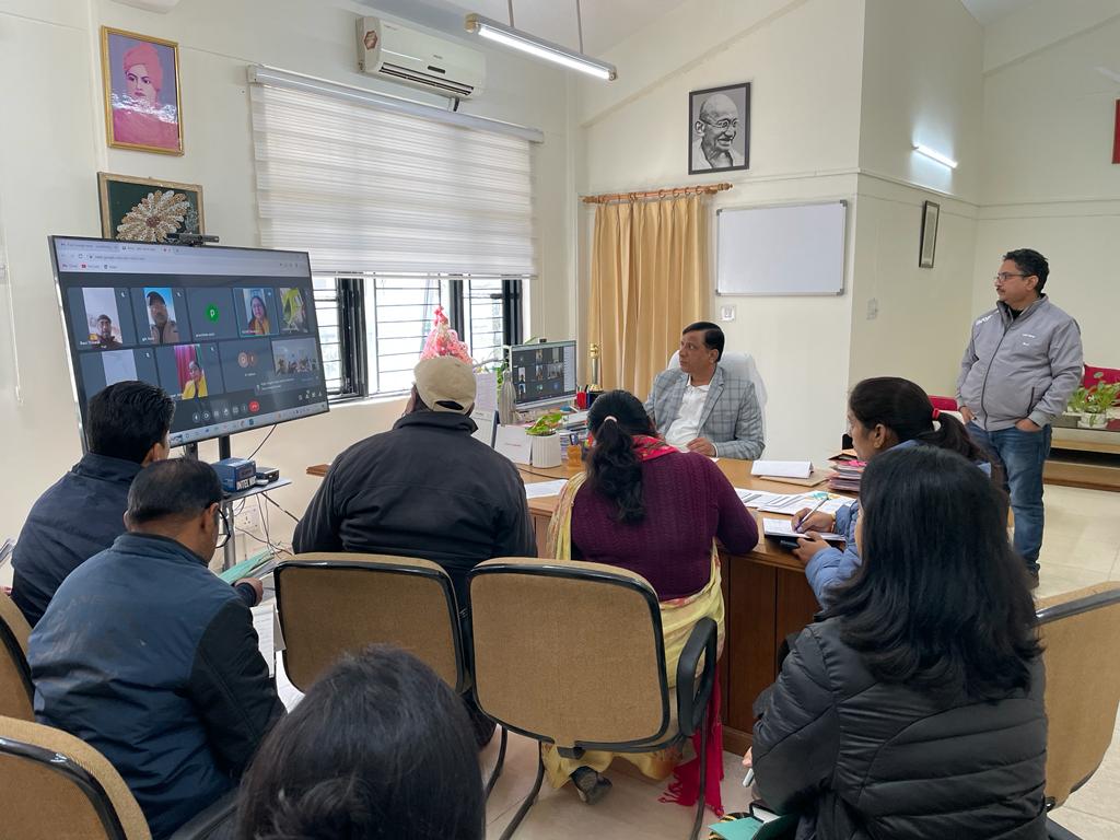 बंशीधर तिवारी ने निर्धन बालक-बालिकाओं को शिक्षा से जोड़ने के लिए ली समीक्षा बैठक