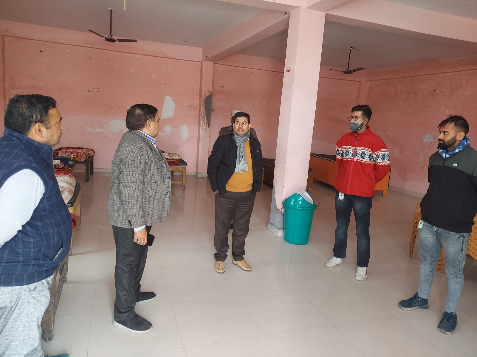 कोई खुले में रात न बिताए, केके मिश्रा