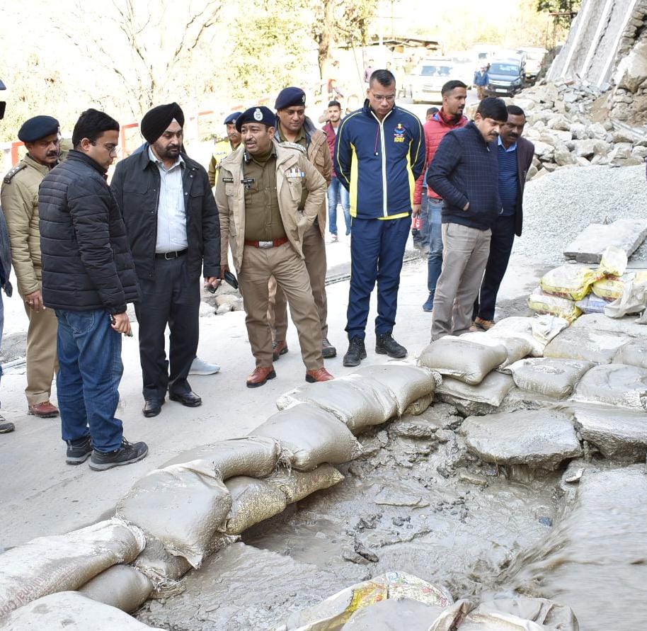 मुख्य सचिव ने किया जोशीमठ का निरीक्षण